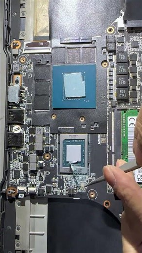 Quá trình lắp thermal pad để tản nhiệt cho chip trên main laptop, giúp máy mát hơn và bền hơn.