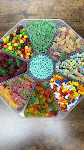 577K views · 3.5K reactions | 領Let’s make Eve’s Custom Candy Platter!️ #reels #viral #satisfying #asmr #explorepage #candies #funny #platter | Poppin Candy | Facebook