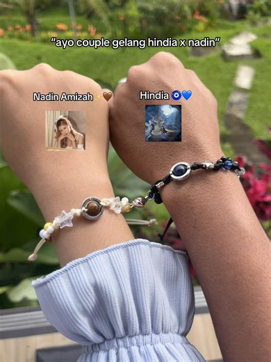 Kalau kamu lagi cari gelang couple yang gak cuma lucu tapi juga punya makna, ini dia jawabannya. Gelang ini bukan sekadar aksesoris tapi tanda kecil kalau kalian tuh klik satu sama lain. Simpel, manis, dan kalau dipakai bareng, vibes-nya langsung berasa “kita banget”. Siap bikin hubungan makin estetik tanpa ribet. 💕 gelang magnet #GelangCouple #CoupleAesthetic #AksesorisCouple #hindia #nadinamizah