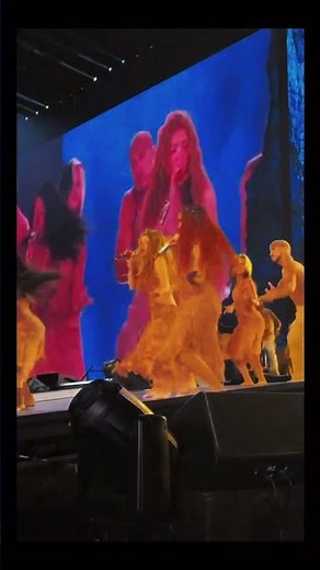 Shakira with her amazing dancing team 😍