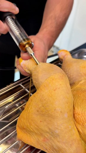 27K views · 276 reactions | In acest video îți arăt cât de simplu e să gătești un pui întreg pe gratarul Lotus Grill. E mai lung clipul, dar daca vrei sa vezi toți pașii de urmat, pune-l la favorite și când vrei sa gatești un pui, ai indicațiile mele in acest clip. Spor la jar! #Grataragiul #LotusGrill #puilagratar #reteta #gratar | Grataragiul | Facebook