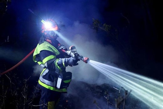 Francia lucha contra el mayor incendio forestal desde 1949 con 2.000 efectivos desplegados que tratan de controlar el fuego