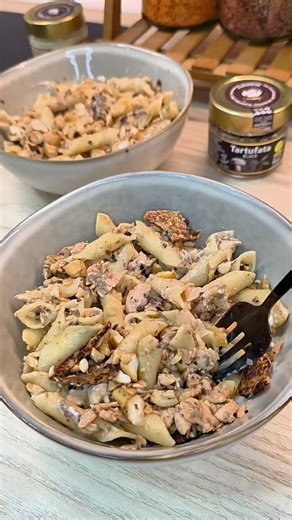 Tea Bizik Smiljanić | certificirana nutricionistica on Instagram: "Comfort food večer s tartufima ✨ Kad se fuži okupaju u @zigantetartufi … 🤤 RECEPT (2 porcije): • 230 g lososa • 120 g istarskih fuža • 2–3 režnja češnjaka • 1 žlica tartuf maslaca • 50 ml bijelog vina • 1 žlica tartufate • Truffle spicy začini • voda od kuhanja tjestenine • indijski oraščići s tartufima • par kapi tartuf ulja Losos ispeci (kožu posebno do hrskavog), meso iskidaj. Na maslacu + češnjaku + vinu napravi umak, dodaj 