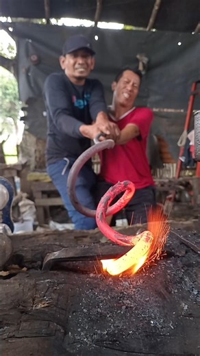 steel spring pulling technique, pulled by two lovebirds #blacksmithart #kerajinantangan