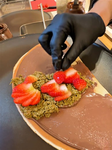 두바이 초콜릿 크레페: 서울의 새로운 디저트 트렌드