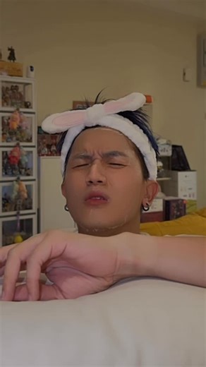 Lai Ming Quan 赖铭权 on Instagram: "真 · 人 · 真 · 事 😭 没有金主爸爸的我！自掏腰包 RM 97,000🥶 （还有一些杂费还没清...可能去到 100k😅） 所以恳请各位好心人😍 把我的新年歌《YiHa！》 loop 个 100遍 1000遍🥰 让拒绝我的爸爸们小遗憾😂 《YiHa！》 🐎 12月12日｜12PM"