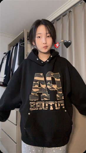 유민 Yumin | 후드티 힙스터처럼 꾸미는 법 낉여왔어요 제 추구미가 락스타라 넘 맘에 듦..ㅋㅋㅋ🎸🖤 락스타랑 힙스터는 다른거긴 한데 아무튼 👍 스프링 도트... | Instagram