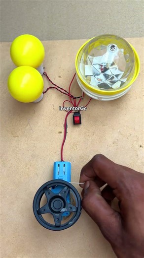 Metal Gear Motor Powering Into Three Dc Bulb_Dc Motor
