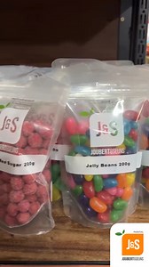 Lus vir iets lekker? Stop gerus by Joubert en Seuns Padstal op die Schoemanskloof pad– want daar’s niks wat jou reis beter maak soos 'n soet peuselhappie nie! 🍭🍪 Van varsgebakte koeksisters tot allerhande lekkernye vir oud en jonk – ons het iets vir almal. Kom loer in en maak jou pad nóg lekkerder! 🌞🛻 #sweets #sweetspot #candies #candies🍬 #candies🍭 #candiesforkids #candiesoverload #candiesfavorite #CandiesAndChocolates | Joubert en Seuns Padstal