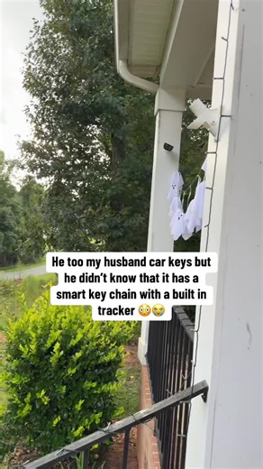 This is a smart key chain with a built in tracker and it’s a can opener at the same time 😳 #keychains #keychain #carkeys #cars #TikTokShopRestock