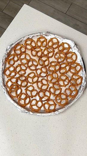 13M views · 60K reactions | You need to try this holiday pretzel trick! I make christmas candy with pretzels, caramel and chocolate. | Justine Kameron | Facebook