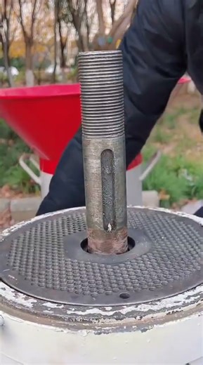 This is one way to assemble a grinder properly and correctly, carried out by an expert.