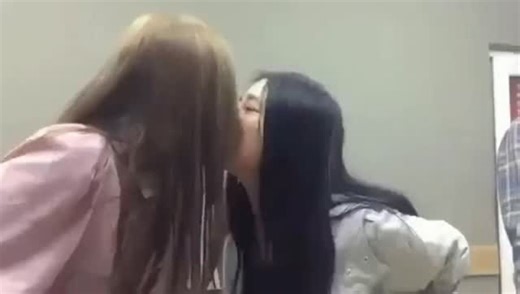 𝙁𝙪𝙣𝙣𝙮 on Instagram: "2014년 개봉한 영화 “인터스텔라(Interstellar)”*는 우주를 배경으로 한 SF 영화이지만, 그 중심에는 결국 사랑과 시간에 대한 이야기가 있습니다. 블랙홀과 상대성 이론보다도 더 오래 남는 것은, 딸을 향한 쿠퍼의 마음이 끝내 시간을 넘어 닿는 순간들이죠. 우주 한가운데서도 인간의 감정은 가장 강력한 힘으로 남아 있다는 메시지는 조용하지만 깊게 다가옵니다. 이 영화의 감정을 완성시키는 건 한스 짐머의 반복되는 오르간 선율입니다. 처음엔 차갑게 들리지만, 시간이 흐를수록 심장 박동처럼 가슴에 남아 관객을 붙잡아두죠. 특히 쿠퍼가 과거의 순간을 바라보며 절규하던 장면에서는 음악과 화면이 겹쳐지며 말로 설명할 수 없는 먹먹함을 남깁니다. 많은 사람들이 “이 음악만 들어도 그 장면이 떠오른다”고 말하는 이유도 바로 그 때문일 겁니다. 다시 이 영화를 보면, 인류의 미래에 대한 이야기라기보다는 놓치고 싶지 않은 누군가에 대한 기억처럼