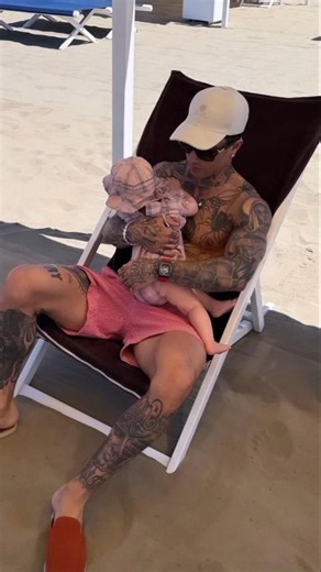TONY EFFE and GIULIA DE LELLIS go to the beach with Priscilla