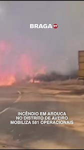 581 operacionais, 184 viaturas e 2 meios aéreos estão a combater um grande incêndio em Arouca, no distrito de Aveiro. Os passadiços e a ponte suspensa foram encerrados devido ao incêndio. 🎥Soldados da Paz 📝Sandra Catarina Antunes / Braga TV | Braga TV
