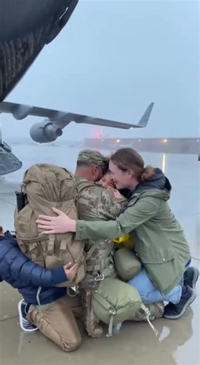 🇺🇸 Hero’s Homecoming in the Rain 🫡 Emotional Military Return That Gave Chills | Soldier Reunion