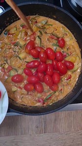 68K views · 1.8K reactions | Ich habe heute wieder ein leckeres Nudel Rezept für euch mit Zucchini. Zutaten: Nudeln 1 grosse Zwiebel 2 Zehen Knoblauch 2 Lauchzwiebeln 1/2 rote Paprika 1/2 gelbe Paprika 2 grosse Zucchin Salz, Pfeffer, Chili-Pulver 1 TL Gemüsebrühe 1 EL Tomatenmark 1 EL Schmelzkäse 100 ml Sahne Ca. 100 ml vom dem Nudelwasser Cherry Tomaten Rucola #essen Essen #foodie #hausgemacht #kochenmitliebe #cooking | Was kommt heute auf den Tisch? | Facebook