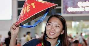 Tuyển nữ Việt Nam rạng rỡ trong ngày về nước