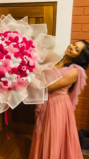 4.9K views · 92 reactions | හදපු ලොකුම flower bouquet එක 殺❤️ #foryouシpage #viralreels #flowerlovers #flowerboquet #srilankancraft #gift #pipecleanerflowerbouquet | Dil FLORA | Facebook