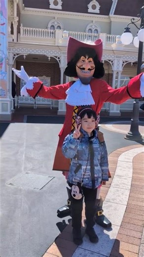 Takkun taking a photo with Captain Hook at Tokyo Disneyland. March 15, 2026. #shorts