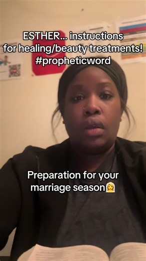 🌺 Hibiscus Leaves Primary actions: Cooling, anti-inflammatory, circulation-boosting Bath benefits: -Helps reduce inflammation in the pelvic area -Encourages healthy blood flow (important for painful cycles, stagnation, womb tension) -Gently acidic, which supports healthy skin and external pH balance -Supports tissue toning — often used for womb and vaginal vitality in traditional herbalism -Leaves skin soft and refreshed -Energetically: Renewal, beauty, restoration of feminine vitality 🌰 Whole