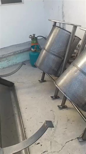 Tottal Steel México fabricación de bancas y botes de basura para parques y jardines de algún lugar del Sureste.