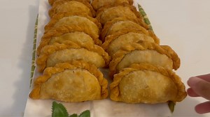 605K views · 10K reactions | Pork empanada recipe All purpose flour 300g (2 1/2cups ) Sugar 2tbsp Salt 1tsp Unsalted butter 120g (1/2cup) Water 1/2cup Egg 1egg Filling Pork minced -1/2kg Potato dice -1/2cup Onion -1 small Garlic -2cloves Mix veggies 1/2cup ( corn,carrot , green peas) Raisin -1/4cup Soy sauce 2tbsp Vinegar 1tbsp Oyster sauce 2tbsp Salt and pepper Vegetable oil 2tbsp | Baking tutorials | Facebook