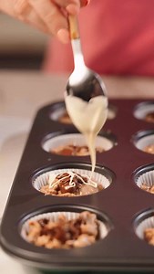 Crunchy, chocolatey, and ridiculously easy! These Nutella Rice Krispies Cups are the ultimate no-bake treat! 🍫 What you’ll need (makes 12): 🥣 300g Dr Oetker White Chocolate Chunks 🥄 4 tbsp Nutella, plus extra for decorating (optional) 🍚 60g Rice Krispies 🧁 12 Dr Oetker Cupcake Cases How to make it: 1️⃣ Line a 12-hole muffin tin with cupcake cases. 2️⃣ Melt 300g white chocolate in the microwave (10-sec bursts). Remove 1 tbsp for decorating. 3️⃣ Stir Nutella into the melted chocolate, then fo