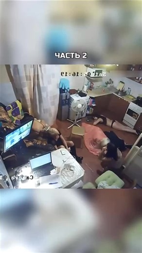 ТА САМАЯ ЗАРЕМА on Instagram: "日本利用压电瓷砖将脚步转化为电能。这些瓷砖捕捉来自你脚步的动能。当你行走时，你的重量和动作会对瓷砖产生压力。瓷砖会轻微弯曲，从而产生机械应力。瓷砖内部的压电材料将这种应力转化为电能。每一步都会产生少量电荷，而数百万步结合在一起就能产生足够的电力来驱动 LED 灯、数字显示屏和传感器。在像涩谷车站这样繁忙的地方，每天大约有240万个脚步为这一系统作出贡献。这些电能可以被储存或立即使用，从而减少对传统电力来源的依赖，并支持可持续的城市基础设施。这种方法将日常运动转化实用的可再生能源＃日本#知识#事实#你知道吗#推荐#科技创新 历史 技术实验热门"