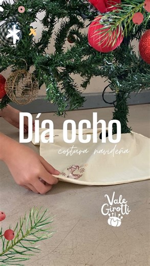 Vale ^ te enseño a Coser! on Instagram: "Acá te explico las medidas 📝 Y cómo todos tenemos arbolitos diferentes te explico cómo hacerlo a tu medida 🎄 Medis el contorno del tronco del árbol sobre la base. ⭕️ Y a esa medida la dividis x 6 ➗ Ej 18 cm /6 ‎ = 3 cm 📏📐Luego medis el ancho total de punta a punta de las patas y le agregas cm extras para que quede bien tapado. Ej 50 cm Vas a hacer un cuadrado 🔲 o podes hacerlo de la forma que más te guste con la medida anterior ej :50x 50 Sobre el ce
