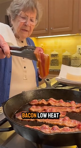 This is the ultimate trick for perfectly crispy, golden, and flavorful bacon! Just add this one ingredient when seasoning, and you’ll never settle for regular bacon again. Bonus: it also helps the bacon hold its shape. I picked up this tip from my neighbor, a professional chef! Recipe in 💬 ⬇️ | Country Cooking