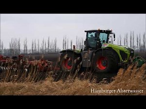 Class xerion 4000 bei der Arbeit 2017 Volldrehpflug beim pflügen