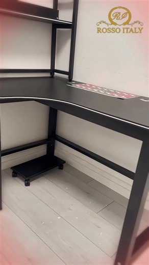 ✨ פינת גיימרים שולחן מחשב כתיבה ענק עם מדפים רוחב 1.2 מטר - RSM-1065 ✨ הכירו את הפינה שתהפוך כל חלל לחוויית פרימיום – פינת גיימרים שולחן מחשב כתיבה ענק עם מדפים רוחב 1.2 מטר, דגם RSM-1065 מבית Rosso Italy! שולחן יוקרתי ואיכותי, עם עיצוב מודרני ונקי, שלדה עשויה מתכת אל-חלד חזקה במיוחד ופלטה עליונה מעץ MDF מובחר. נוחות מקסימלית עם מתלה ייעודי לאוזניות, שטחי אחסון חכמים ומדפים רחבים שישדרגו כל חדר עבודה או גיימינג. רגליים עבות ליציבות מושלמת, ניקוי קל ופשוט – וכל זה במחיר משתלם במיוחד, מבלי להתפשר 