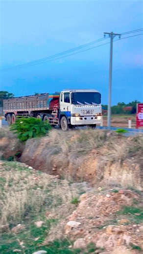HEAVY TRUCK TRAILER DRIVING ON THE ROAD #automobile #trucking #heavytruck #truckdriver #truckshort