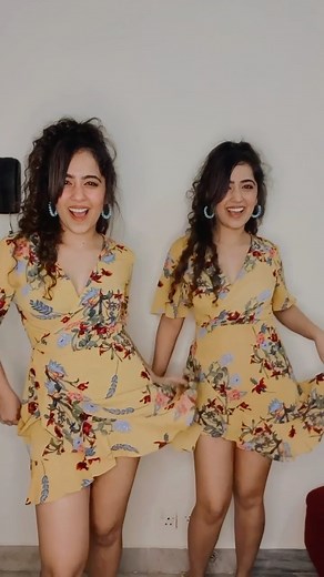 Chinki Minki♥️ on Instagram: "Haaye Oye❤️ • • #twins #twinning #identicaltwins #twinsisters #chinkiminki #feelkaroreelkaro #dance #feelitreelit #reels"