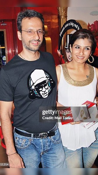 Raveena Tandon with her husband 👩‍❤️‍👨💝💖💗💕 #raveenatandon #anilthadani #beautiful #90s #love #shorts