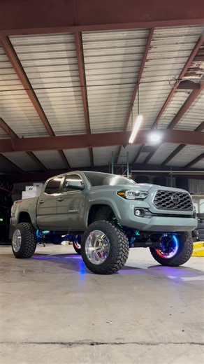 KTS Auto Premier on Instagram: "2022 Toyota tacoma TRD Sport 4X4 - 6” Lift kit Pro comp - Fox shock coilover with reservoir - Total chaos UCA - 35X13.5R20 Fury M/T - RGB Halo wheel ring Another sweet build this month of February 🤙🏾"