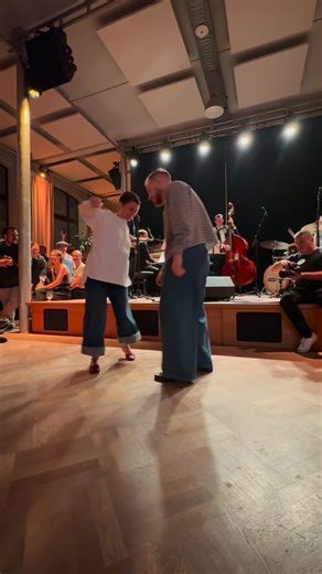 ✨ A glimpse of the magic from STUKswing 8/11 ✨ The amazing Nils & Bianca lighting up the floor with their energy, style, and connection! 💃🕺 What a night — thank you all for making this edition unforgettable! ❤️🔥 📍 Leuven, STUK Café 🎥 Demo by Nils & Bianca 🎉 International Festival, brought to you by @apollo_swing, in collaboration with @deleuvensehoppers, for this amazing STUKswing edition #SwingDance #LindyHop #STUKLeuven #ApolloSwing #DeLeuvenseHoppers #SocialDance #SwingScene #LiveSwing 
