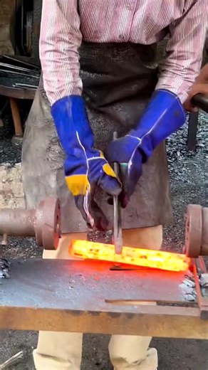 8.2K views · 50 reactions | Making twist pattern Knives.#metalwork#forging#metal#blacksmithing#blacksmith | Blacksmith job | Facebook