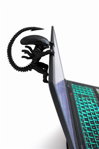 This little alien took over our laptop 👽 3D printed from start to finish Would you keep this on your desk? 😈 #3dprinting #alien #timelapse #oddlysatisfying #desksetup