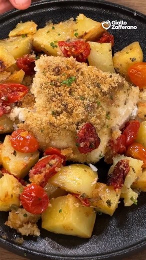 Merluzzo gratinato con pomodorini e patate🥔🐟🍅 Sano, leggero e gustoso❤️✨ Della nostra Lulù Gargari💫 Ricetta completa qui 👉🏻 https://ricette.giallozafferano.it/Merluzzo-gratinato.html | Giallozafferano