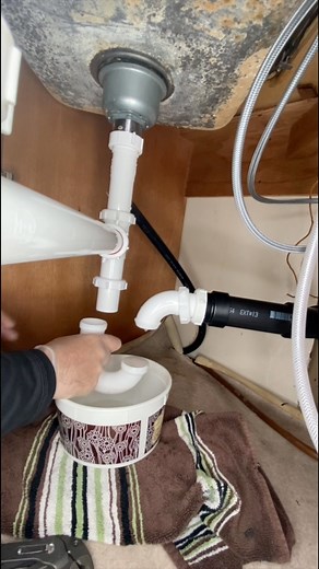 128K views · 1.1K reactions | Kitchen Sink Drain Leak Quick Fix! #kitchenplumbing #helpingothers #diy #plumbing | That Fix It Guy | Facebook