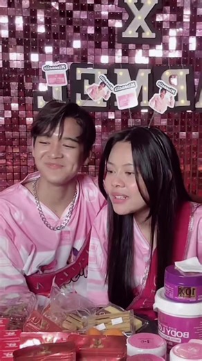 Berpegangan Tangan: Momen Seru Melly dan Arbil