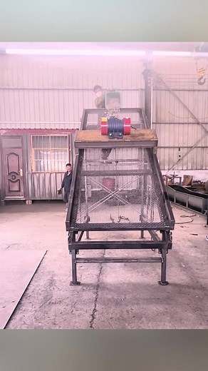 A simple vibrating screen with a width of 1.2 meters and a length of 4 meters.#vibratingsievingstonemachine#linearvibratingscreen#stonescreeningmachine #stonemolecularsieve #stonesieve#Sandandgravelscreening #miningmachinery #miningmachines #fyp