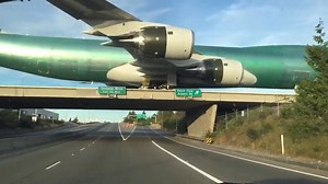 417K views · 10K reactions | VIDEO Un Boeing 747-8F passa sopra alla I-5/SR 526 Boeing Freeway al Everett Paine Field (PAE). A Boeing 747-8F crossing the Interstate I-5/SR 526 Boeing Freeway taxi bridge at Everett Paine Field (PAE). X@Sonya Powell https://X.com/i/status/614135004222881792 | Boeing 747 The Queen of the Skies | Facebook