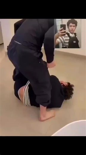 IMINJON on Instagram: "1997년 개봉한 영화 Titanic은 잭과 로즈의 운명적인 사랑을 통해 비극 속에서도 오래 남는 감정의 깊이를 보여주는 작품입니다. 화려한 연출보다 인물의 감정에 더 집중한 제임스 카메론 감독의 스타일은 지금 다시 봐도 묘하게 가슴을 울리죠. 배가 침몰하는 장면이 아닌, 두 사람이 서로를 바라보던 순간들이 더 강하게 기억에 남는 영화이기도 합니다. 이 감정을 완성해주는 곡이 바로 셀린 디온의 *“My Heart Will Go On”*입니다. 처음 들으면 잔잔한데, 어느 순간 자연스럽게 가슴이 벅차오르는 느낌을 줍니다. 특히 후반부의 고조되는 보컬은 영화 속 잭과 로즈의 마지막 장면과 겹쳐지면서 괜히 마음이 서늘해지기도 하고요. 많은 분들이 “이 노래가 나오면 왜 그 장면이 자동으로 떠오르는지 모르겠다”고 말하는데, 그만큼 영화와 음악이 자연스럽게 얽혀 있는 곡입니다. 1998년 아카데미 주제가상을 비롯해 여러 상을 휩쓴 건 단지 인기 때문만