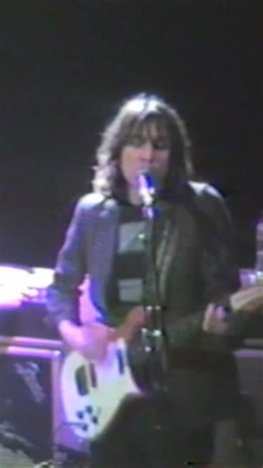 “Friday (I’m Gonna Love You)” at the Bowery Ballroom 2026 🎥 Paul D. Millar