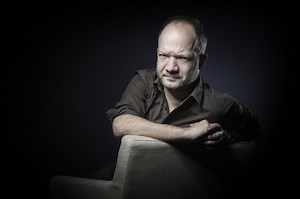 Mathieu Sapin croque Emmanuel Macron dans douze voyages présidentiels | RTS