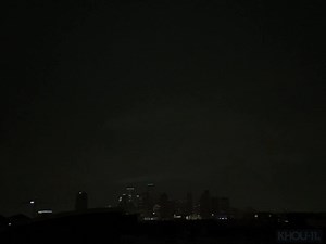 8.1K views · 214 reactions | ⛈ Whoa! This bolt of lightning was one of many to light up the sky tonight. Did you get anything good? post it in the comments below! Forecast: https://www.khou.com/article/weather/forecast/houston-texas-weather/285-94685554-14d0-483f-b4f1-ccbf1c54ca71 | KHOU 11 News | Facebook