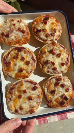 These homemade mini pizza bagels are nostalgic, delicious, and pretty easy to make at home. Recipe in the comments! | Crowded Kitchen